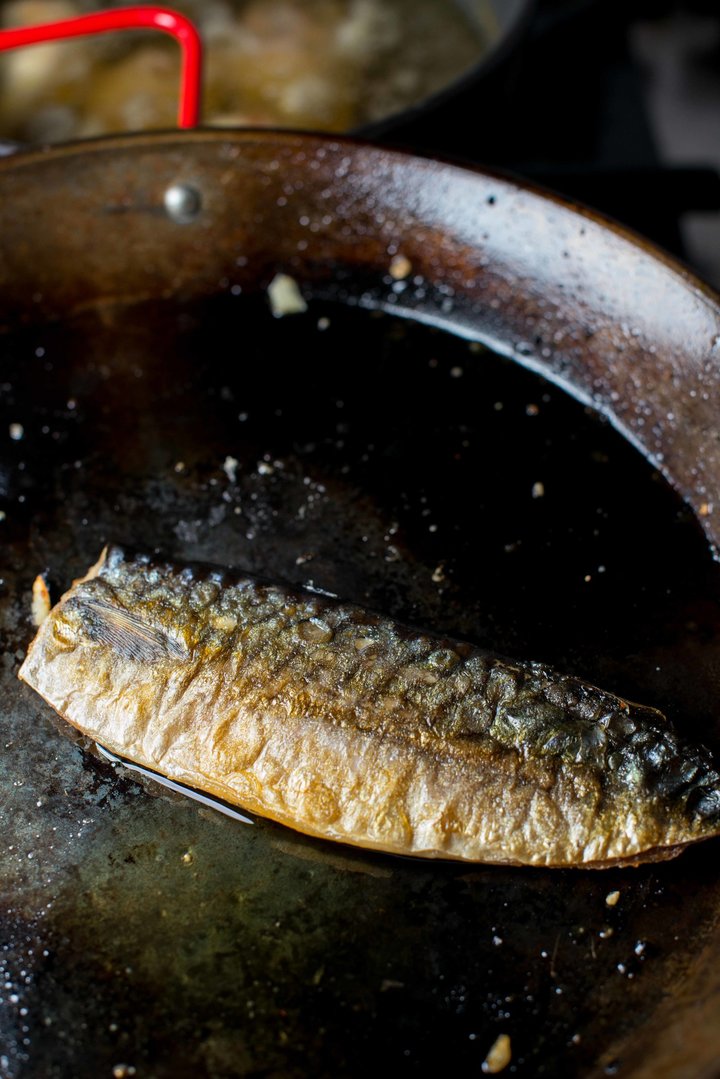 煎魚最好選擇發煙點高、油質穩定度高、或含有較多飽和脂肪酸的油品，像芥花油